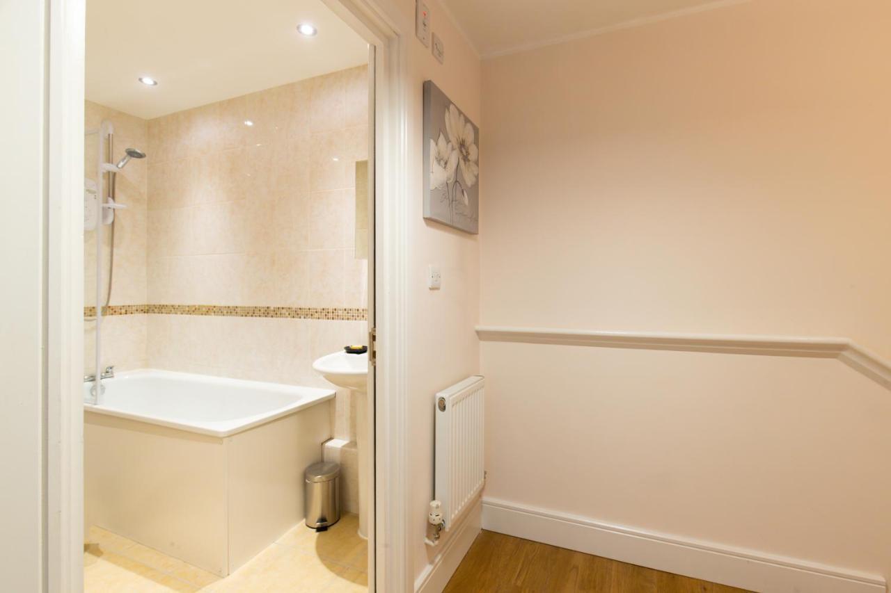 Velvet 1-Bedroom Apartment, Clockhouse, Hoddesdon Bagian luar foto