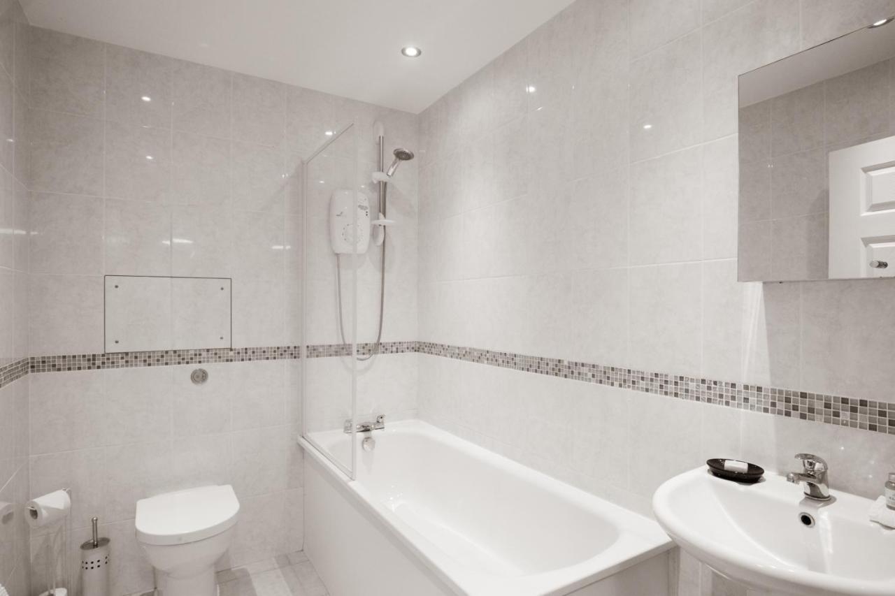 Velvet 1-Bedroom Apartment, Clockhouse, Hoddesdon Bagian luar foto